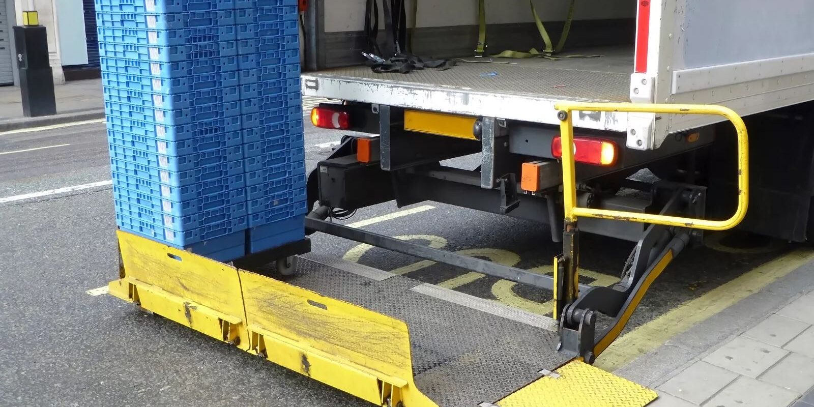 Truck Tail Lift Operating