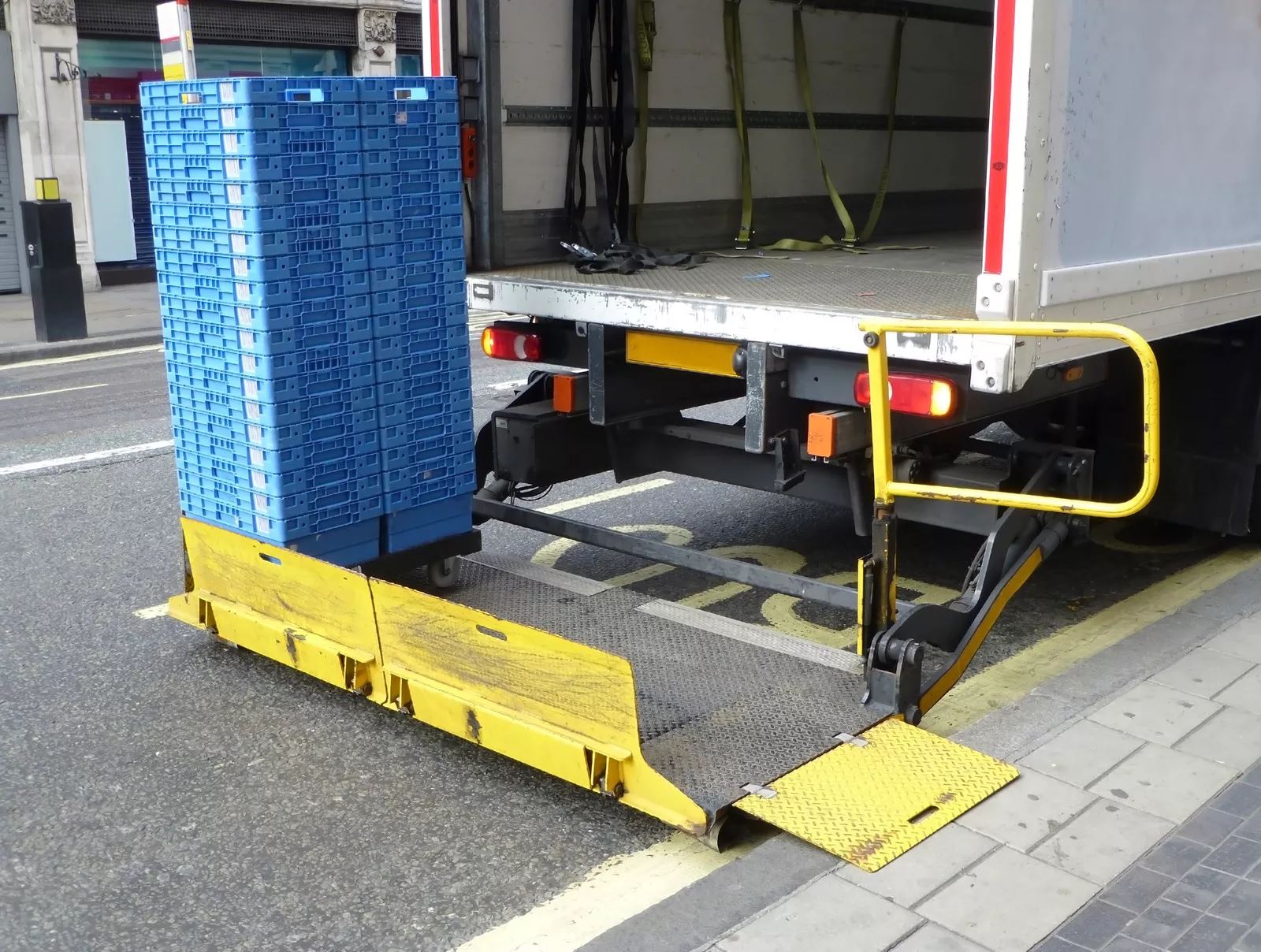 Truck Tail Lift Operating